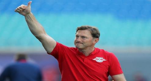 رسميًا.. ساوثهامبتون يعلن تعاقده مع رالف هايسنهوتل لتدريب الفريق